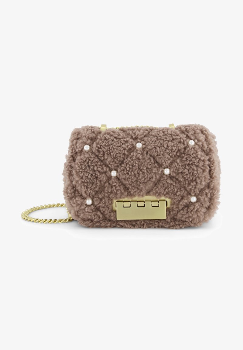 Borsa a tracolla in peluche marrone con texture trapuntata, decorata con perle finte e una chiusura in metallo dorato. Include una tracolla in catena dorata.