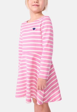 Abito a strisce in rosa e bianco, realizzato in cotone. Presenta un colletto rotondo e maniche lunghe. Include un piccolo cuore blu marino sul petto.