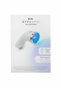 Vit mini LED-stav med ett rundat huvud som avger blått ljus. Silverdetaljer framhäver knappen. Förpackad i en märkt vit låda.