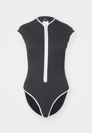 Body negru cu falduri, cu mâneci scurte tip capac, tiv alb și un fermoar frontal cu un mâner circular. Textură netedă, design ajustat.