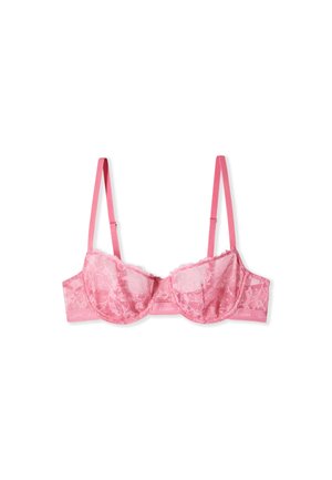 Reggiseno rosa in pizzo con ferretto, spalline regolabili e bordi smerlati, disteso su uno sfondo bianco.
