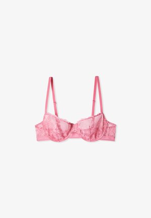 Reggiseno rosa in pizzo con ferretto, spalline regolabili e bordi smerlati, disteso su uno sfondo bianco.