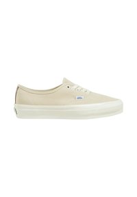 Sneakers beige in tela a basso con suole in gomma bianca, design con lacci e piccolo logo del marchio sul lato. Stile classico e minimalista.