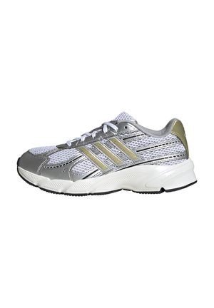 Weißer und silberner Mesh-Sportschuh mit hellgoldenen Streifen, weißer Sohle und schwarzem Profil, von der Außenseite gezeigt.