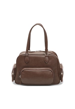 Braune Ledertasche mit zwei Obergriffen, einem Hauptreißverschlussfach und einer vorderen Reißverschlusstasche. Glatte Textur mit minimalem Zubehör.