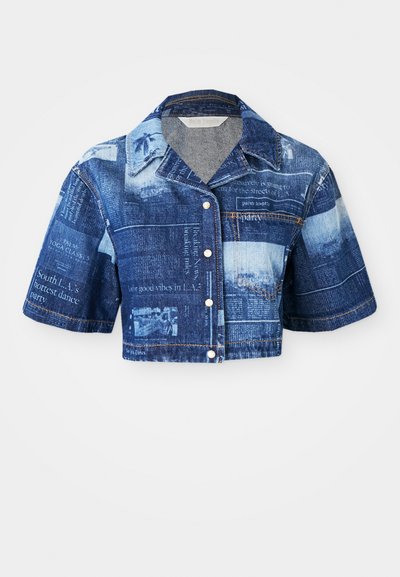 Kratenja denim srajca, ki prikazuje različne odtenke modre, s tiskanimi besedilnimi vzorci, kratkimi rokavi in belim zapenjanjem spredaj.