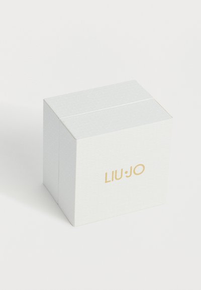 Бяла текстурирана правоъгълна кутия със златното лого "LIU·JO" отпред, на бял фон.