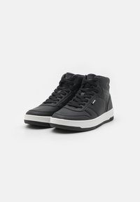 Sneakers alte nere realizzate in pelle texturizzata, con un design perforato, chiusura con lacci, suola intermedia bianca e dettaglio del logo sul lato.