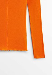 Orange Langarmshirt aus geripptem Stoff, mit einer Mittelnaht, leicht ausgefranstem Saum und taillierter Passform.
