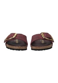Bordeaux sandaler med en bred rem, guld spænde accent og kork sål. Struktureret sort gummisål for godt greb. Flad design for komfort.