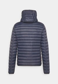 Doudoune matelassée bleu marine avec couture horizontale et capuche rembourrée, vue de dos sur un fond uni.