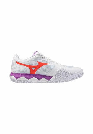 Zapatilla deportiva blanca con logo naranja, entresuela morada y puntera y suela texturizadas, vista de perfil sobre fondo blanco.