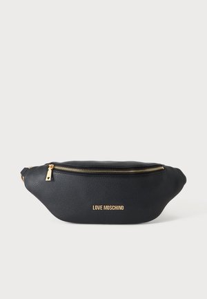Sac banane Moschino noir avec une fermeture éclair dorée et un logo, présenté sur un fond clair uni.