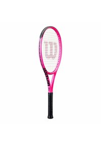 Wilson tennisracket met een roze frame, zwarte accenten en een gestructureerde grip. Heeft een hoofd van 100 vierkante inch en een geweven snaarpatroon.