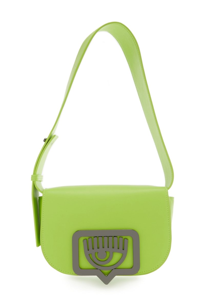 Sac bandoulière en cuir vert à forme plate, présentant un grand motif d'œil gris sur le devant et une sangle fine réglable.