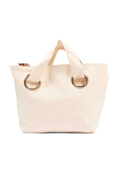 Beżowa torba materiałowa na ramię z krótkimi podwójnymi uchwytami przewleczonymi przez duże złote metalowe pierścienie na białym tle.