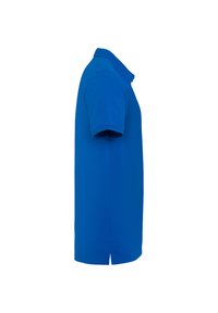 Blå kortærmet polo skjorte vist fra siden med krave og lille sideslids ved kanten mod en hvid baggrund.