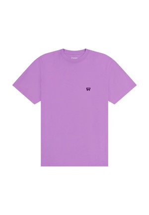 Laventelinvärinen lyhythihainen pikeepaita, jossa on pieni tummanvioletti Wrangler-logo vasemmassa rinnassa.