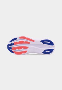 Talpa unei încălțări sportive albe cu plăcuțe de tracțiune din cauciuc albastre și corai pe călcâi și partea din față, pe un fundal simplu deschis.