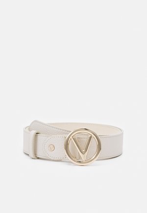 Ceinture en cuir blanc roulée avec une grande boucle ronde dorée présentant une lettre "V" dorée au centre.