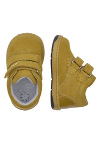 Scarpe per bambini in suede giallo con due cinturini in Velcro, punta arrotondata, superficie testurizzata e suola in gomma con accenti neri.