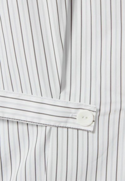 Camicia bianca con righe verticali grigie, caratterizzata da dettagli sui bottoni e sui polsini, realizzata in tessuto liscio con una finitura croccante.