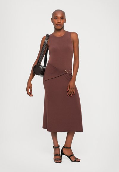 Καφέ αμάνικο φόρεμα με εφαρμοστό πάνω μέρος και φαρδιά μεσαία φούστα, που διαθέτει λεπτομέρεια στροφής στη μέση και διακοσμητικό κούμπωμα.