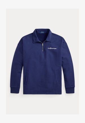 Tamsiai mėlynas ketvirčio užtrauktuko džemperis su apykakle, šoninėmis kišenėmis, pūkeliu rankogaliais ir baltu Polo Ralph Lauren logotipu ant krūtinės.
