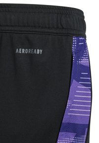 Czarne spodenki sportowe z fakturowanym fioletowym panelem w geometryczne wzory, logo "AEROREADY" w odblaskowym szarym kolorze na talii.