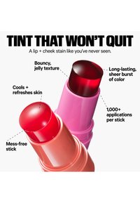 Twee lip- en wangstift-sticks in perzik- en roze tubes met rode tinten, die een veerkrachtige textuur, langdurige kleur, verkoelend effect en morsvrije toepassing benadrukken.