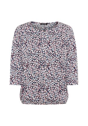 Top con stampa floreale con maniche 3/4, caratterizzato da un collo a barca e una base blu navy, accentuato da fiori rosa e bianchi in un design sparso.