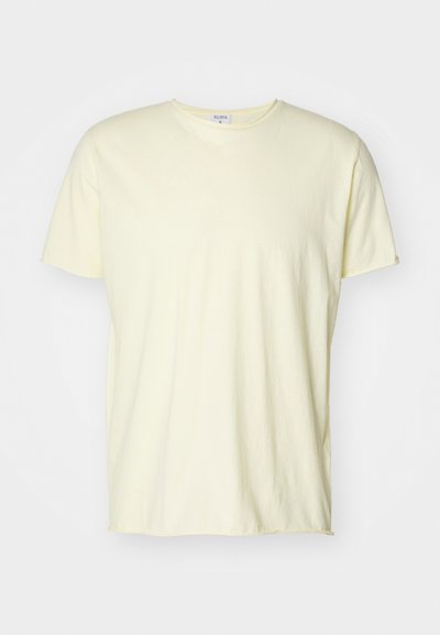 T-shirt jaune à manches courtes en tissu doux et léger. Encolure ronde avec une coupe décontractée, présentant un ourlet droit et sans motifs visibles.