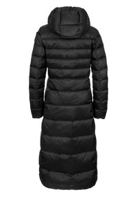 Cappotto imbottito nero con cappuccio, caratterizzato da una silhouette lunga, texture trapuntata, cuciture verticali e una finitura liscia e lucida.