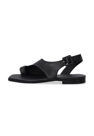Schwarze Ledersandalen verfügen über ein offenes Zehendesign, einen Slingback mit Schnallenverschluss, eine flache Sohle und eine glatte Textur mit wenigen Akzenten.
