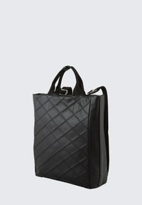 Schwarze Tasche mit gesteppter Textur, doppelten Tragegriffen, einem abnehmbaren Schultergurt und einem kontrastierenden Seitenpanel. Langlebiges Material.