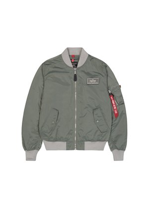 Grüne Bomberjacke aus glänzendem Nylon mit gerippten Bündchen und Kragen, frontaler Reißverschluss, zwei Seiten Taschen und einem roten Etikett am Ärmel.