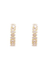 Pendientes de aro dorados con acentos de piedras transparentes en forma de óvalo alargado, dispuestos en un diseño apilado para lograr un efecto de capas.
