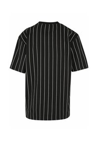 Cămașă neagră cu mânecă scurtă, cu dungi verticale albe, guler rotund și croială lejeră. Fabricată dintr-un material moale și neted.