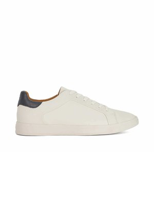 Baskets basses en cuir blanc avec lacets blancs et languette noire au talon, présentées de profil sur un fond blanc.