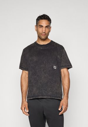 Sort kortærmet bomulds T-shirt med en let falmet struktur og et lille logo på venstre bryst. Rund halsudskæring, afslappet pasform.