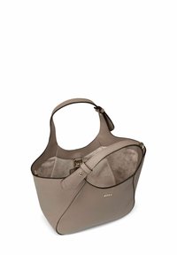 Bolso de mano de cuero gris claro con un diseño curvado, una correa única y un forro interior suave. Presenta un sutil logotipo de la marca en el exterior.