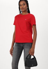 GANT SHIELD - Paprasti marškinėliai - ruby red