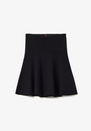Gonna nera a vita alta svasata con cintura larga e silhouette a A, esposta piatta su uno sfondo bianco.
