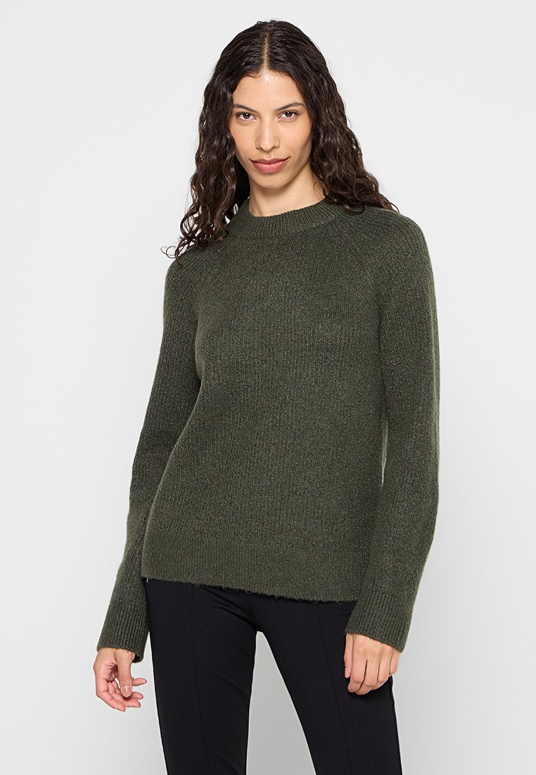 Maglione verde oliva realizzato in tessuto a maglia testurizzato, con scollo a girocollo e maniche lunghe, caratterizzato da una vestibilità leggermente oversize e spacchi laterali.