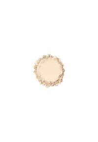 Compact de poudre beige avec une surface lisse entourée de poudre libre beige clair. Forme circulaire, texture mate sur fond blanc.