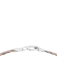 Pulsera de cadena retorcida de plata y oro rosa con un cierre de langosta y sello "925" en el conector del cierre.
