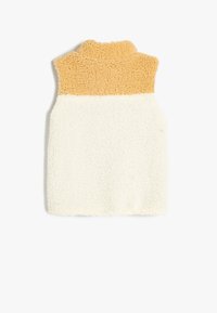 Gilet in pile con colletto alto. Parte superiore in marrone dorato, parte inferiore in bianco sporco. Materiale testurizzato e morbido con un aspetto soffice.