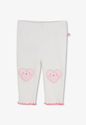 Witte geribbelde peuterbroek met roze glimlachende hart patches op de knieën en roze gerimpelde zoom.