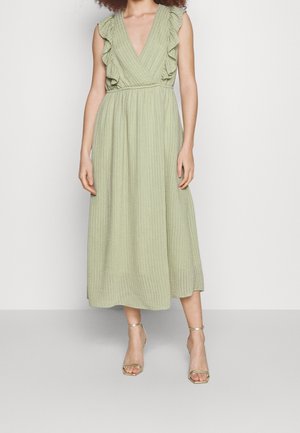 Robe midi verte à côtes avec des manches à volants et un décolleté en V. Comprend une taille ajustée et une jupe fluide.
