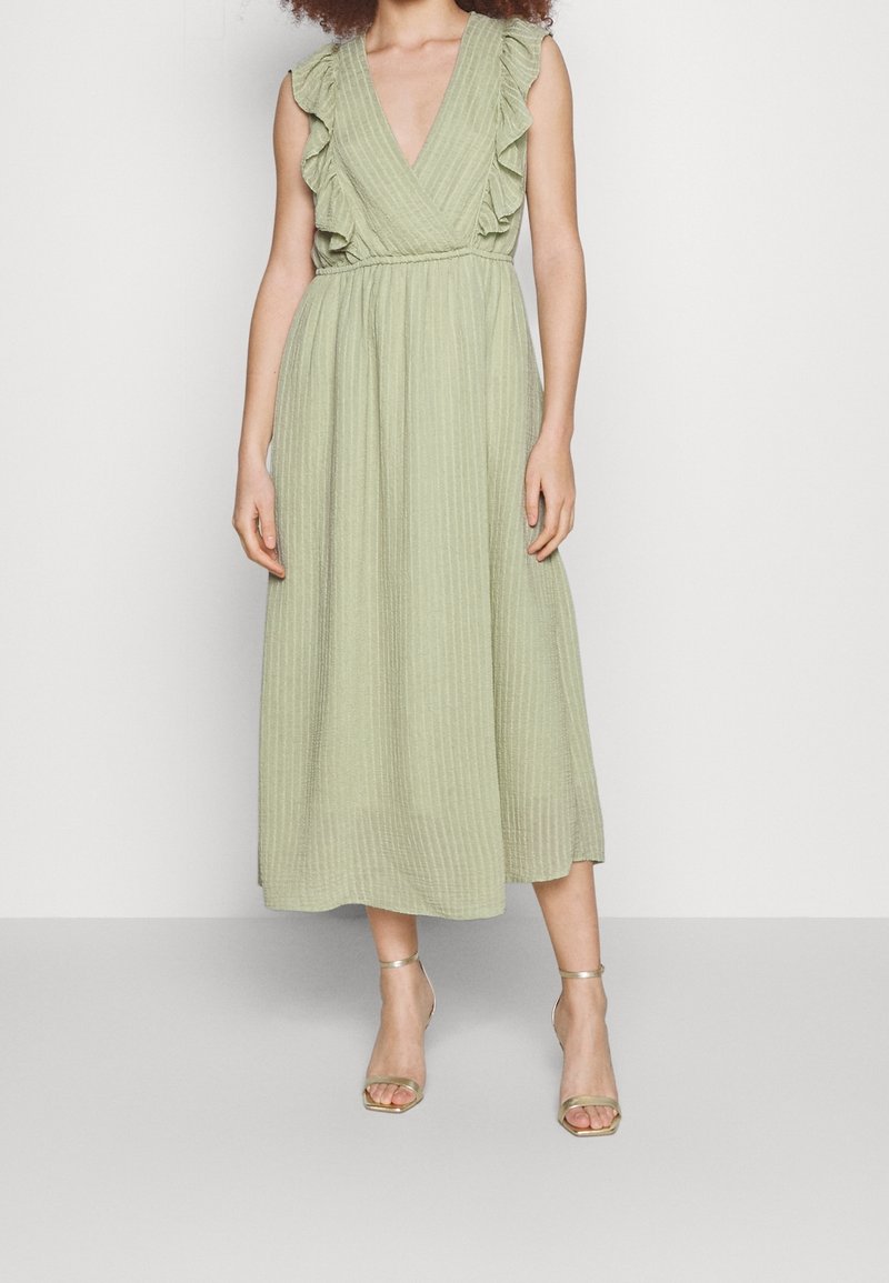 Vestido midi verde, acanalado, con mangas de hombros con volantes y diseño de escote en V. Incluye una cintura ajustada y una falda fluida.